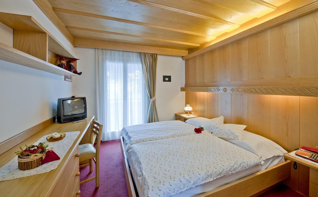 Hotel Des Alpes Soraga Esterno foto