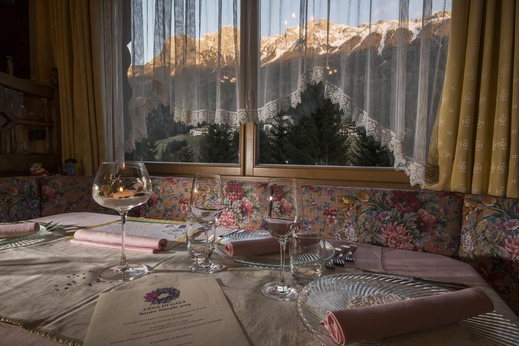 Hotel Des Alpes Soraga Esterno foto