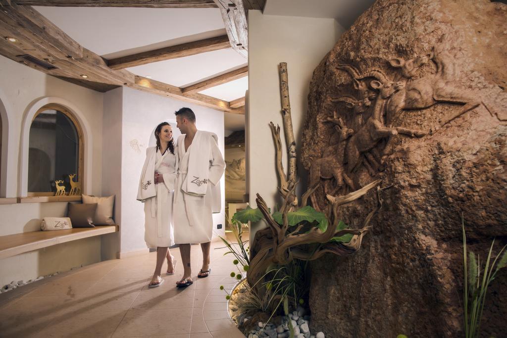 Hotel Des Alpes Soraga Esterno foto