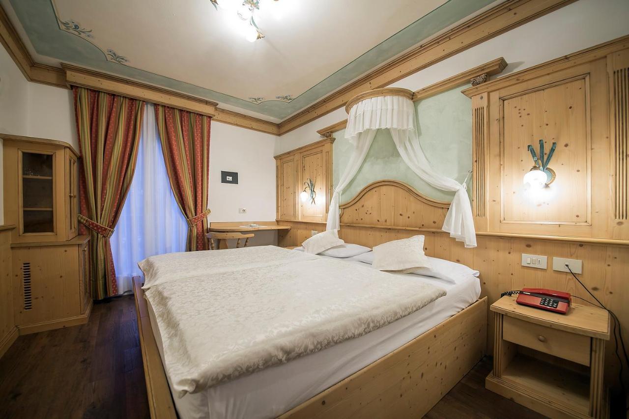 Hotel Des Alpes Soraga Esterno foto