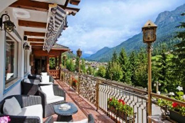 Hotel Des Alpes Soraga Esterno foto