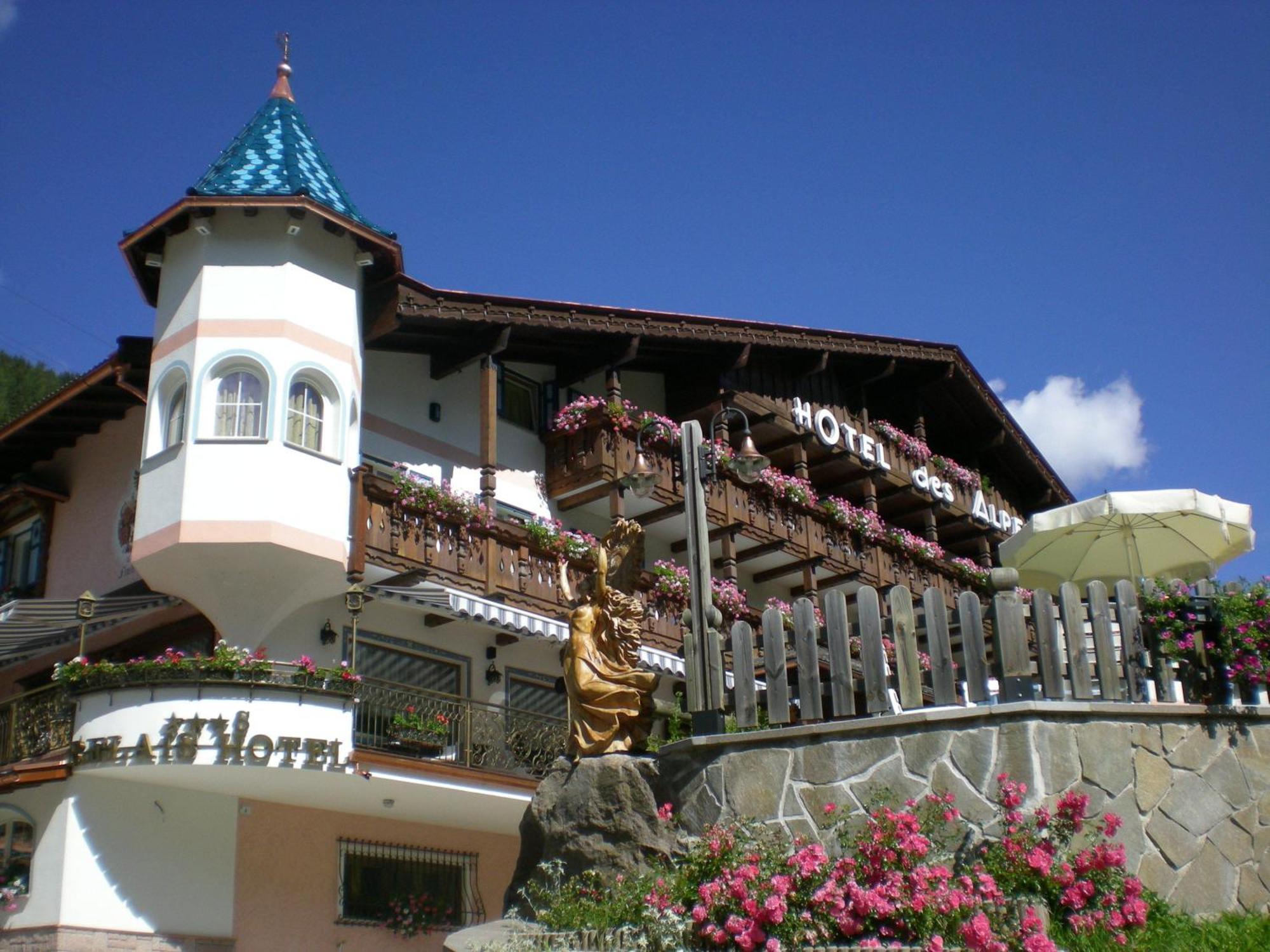 Hotel Des Alpes Soraga Esterno foto