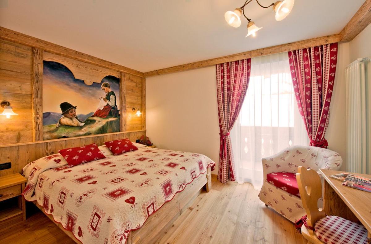 Hotel Des Alpes Soraga Esterno foto