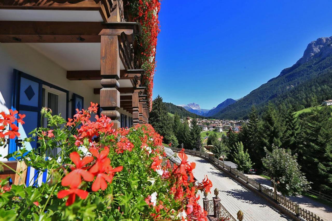 Hotel Des Alpes Soraga Esterno foto