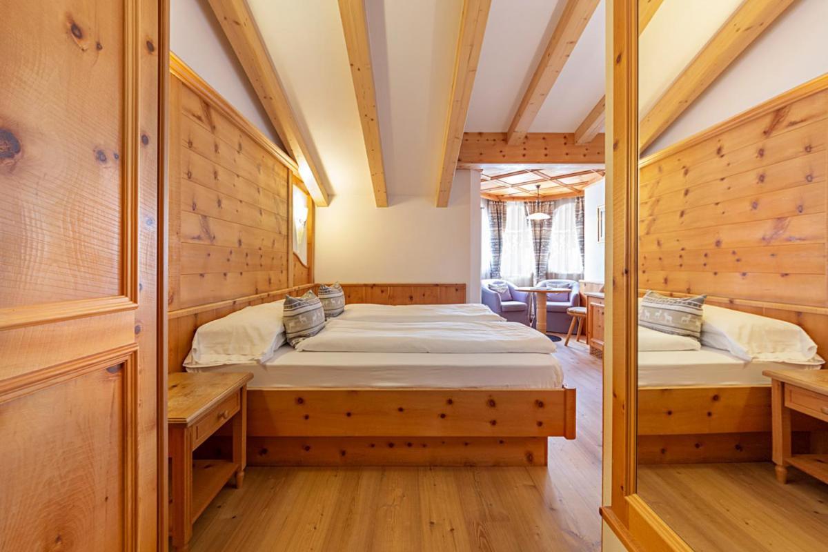 Hotel Des Alpes Soraga Esterno foto
