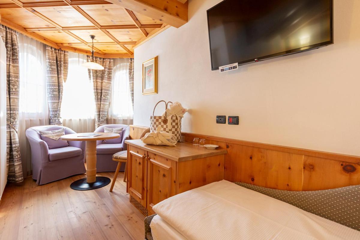 Hotel Des Alpes Soraga Esterno foto