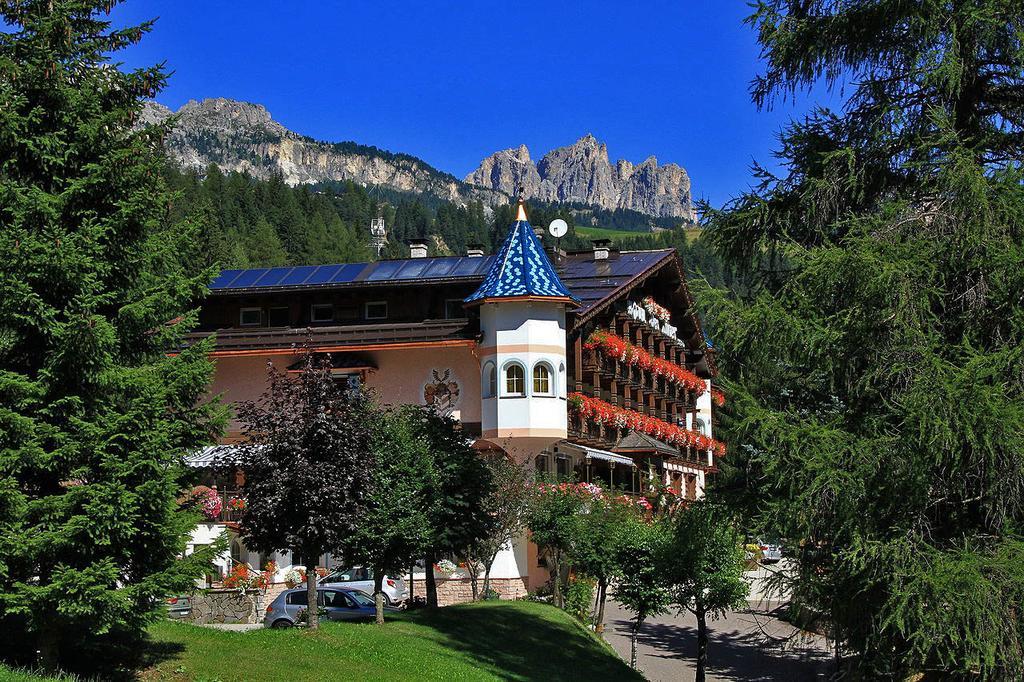 Hotel Des Alpes Soraga Esterno foto
