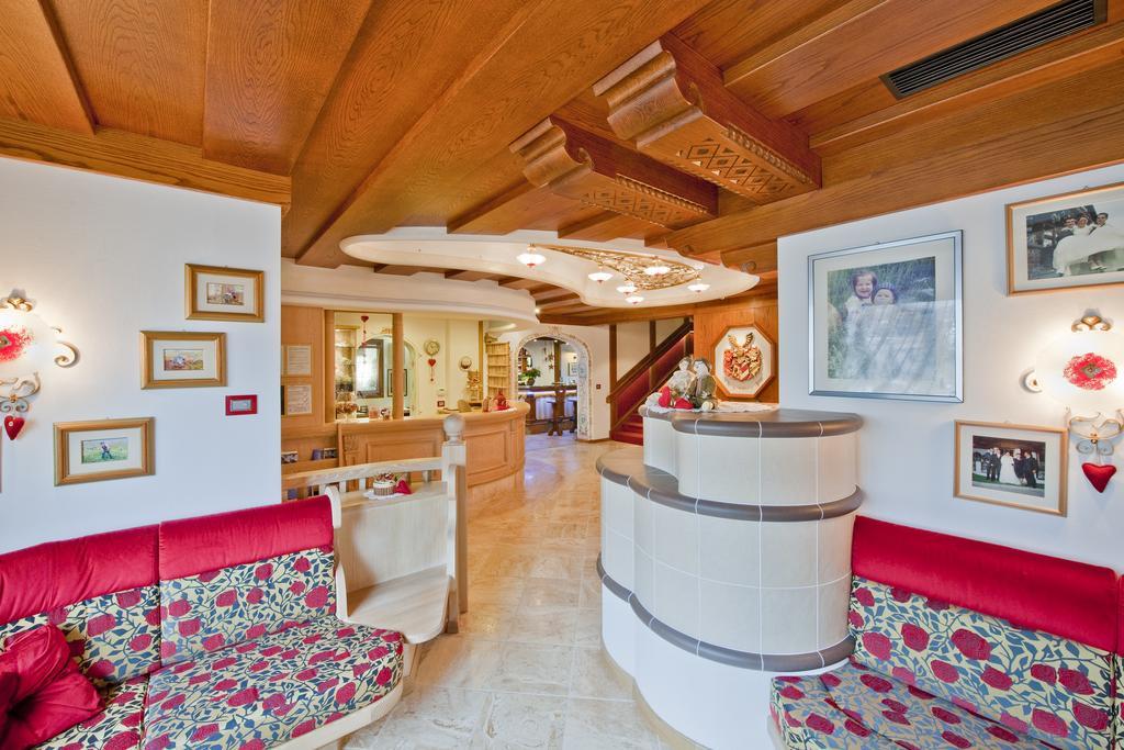 Hotel Des Alpes Soraga Esterno foto